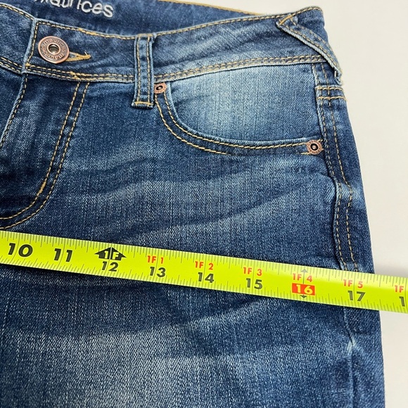 MAURICES Women’s Blue Jeans Size 3/4 Short Distressed Stretch Pockets - Picture 9 of 13